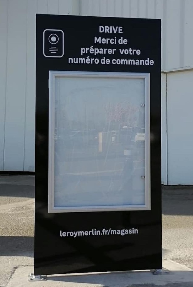 totem porte affiches à Vannes dans le Morbihan : impression et pose iPrint Production à Vannes